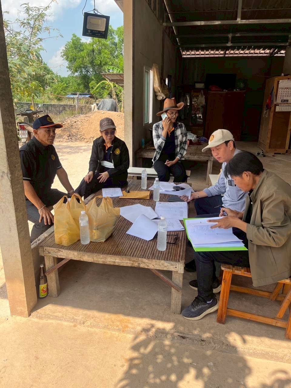 title - วันที่ 17 มีนาคม 2569 นายวิทูล ประดิษฐบุญ ปฏิรูปที่ดินจังหวัดปราจีนบุรี  มอบหมายให้ นายเชวงศักดิ์ อะปะมาตร ผู้อำนวยการกลุ่มงานช่างและแผนที่  นางรักษ์หทัยรัตน์ เมทนีกรชัย หัวหน้าฝ่ายบริหาร และเจ้าหน้าที่ ส.ป.ก.ปราจีนบุรี ลงพื้นที่ตรวจรับงานก่อสร้างถนนสายซอยในแปลงเกษตรกรรม ในเขตปฏิรูปที่ดิน ให้แก่เกษตรกรผู้ไร้ที่ดินทำกิน